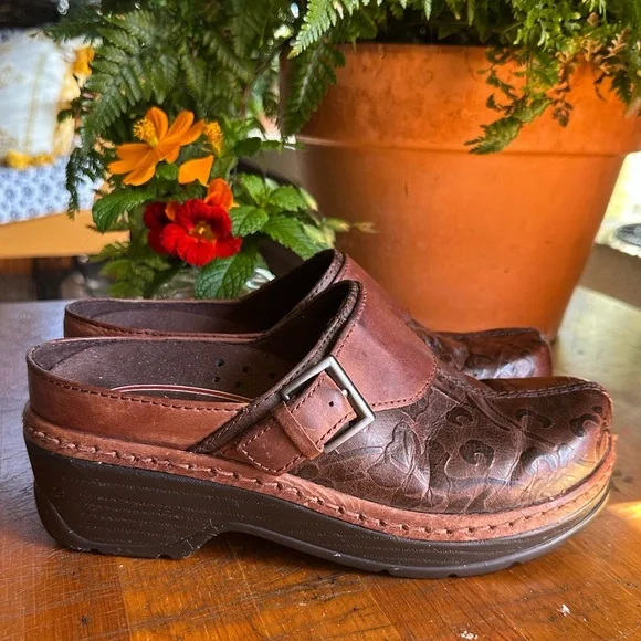 Klogs Austin brown tooled leather western professional comfort clog/shoe.Sz 7.5 - Picture 2 of 15